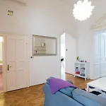 Broadway Near Opera Apartman *
