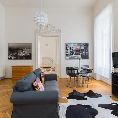 Broadway Near Opera Apartman