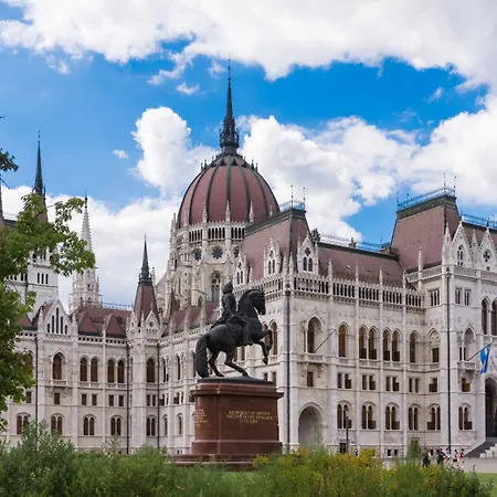 Broadway Near Opera Apartman *