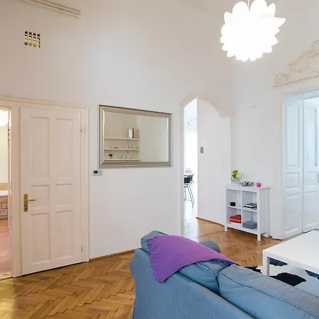 Broadway Near Opera Apartman *