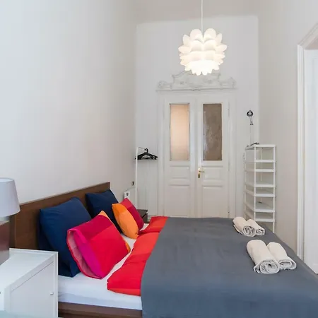 Broadway Near Opera Apartman